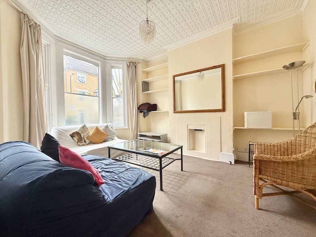 Flat Searles Road in Greater London