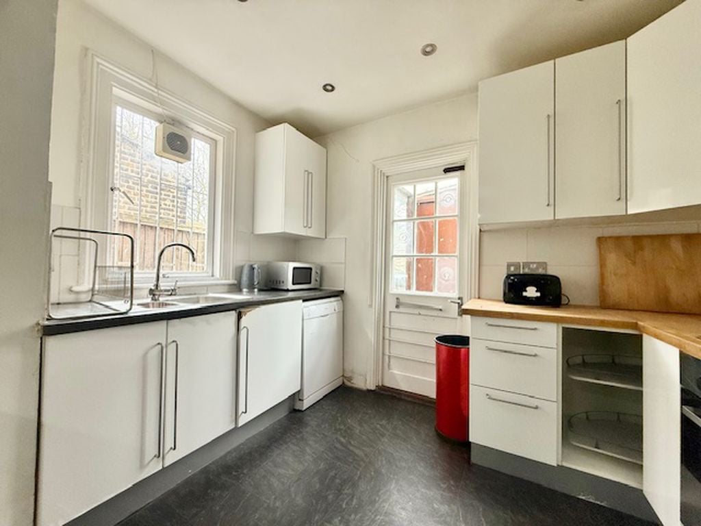 Flat Searles Road in Greater London