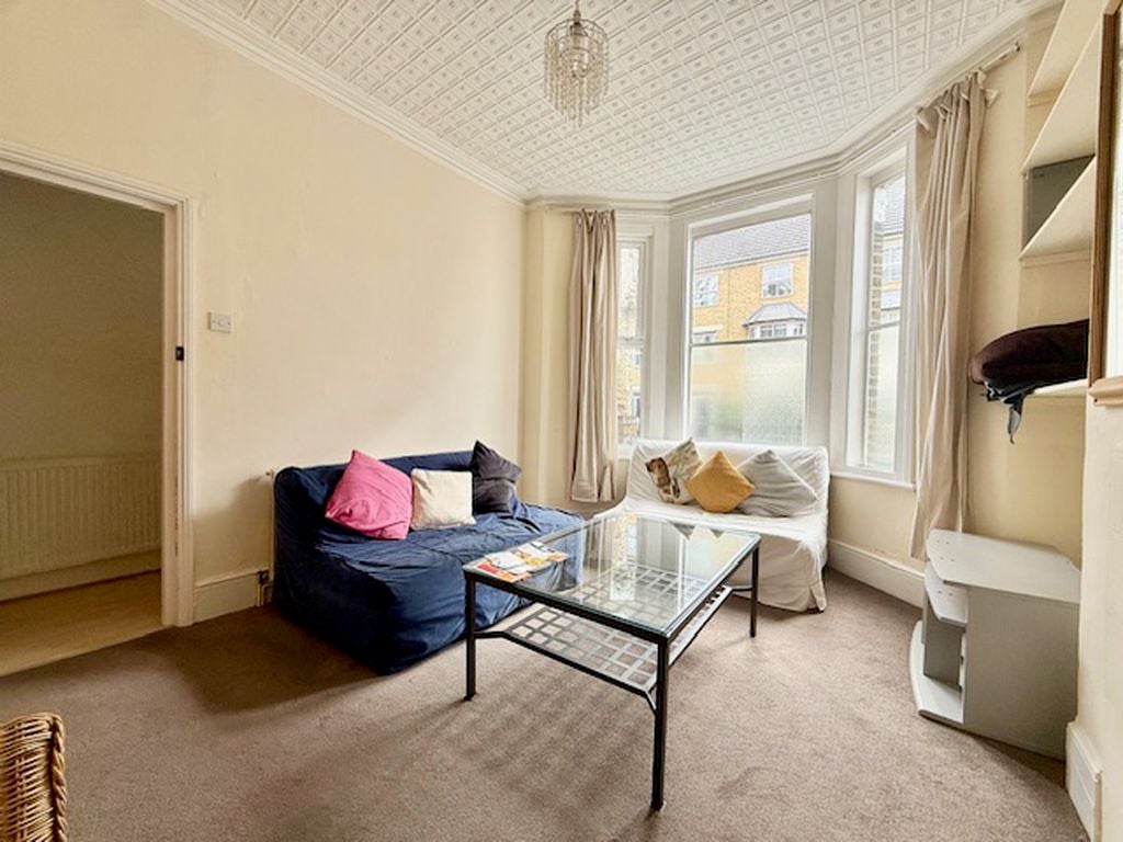 Flat Searles Road in Greater London