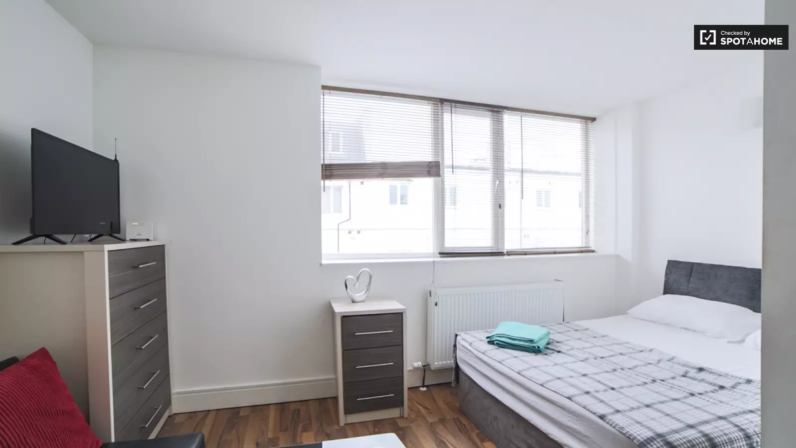 Flat Achillies Close in Greater London