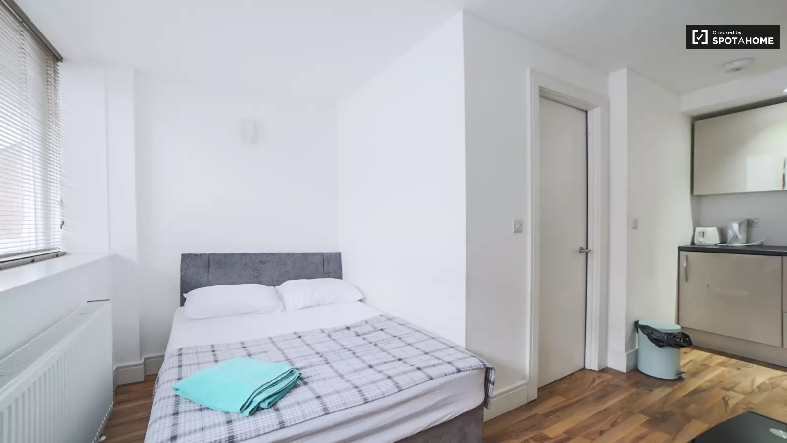 Flat Achillies Close in Greater London