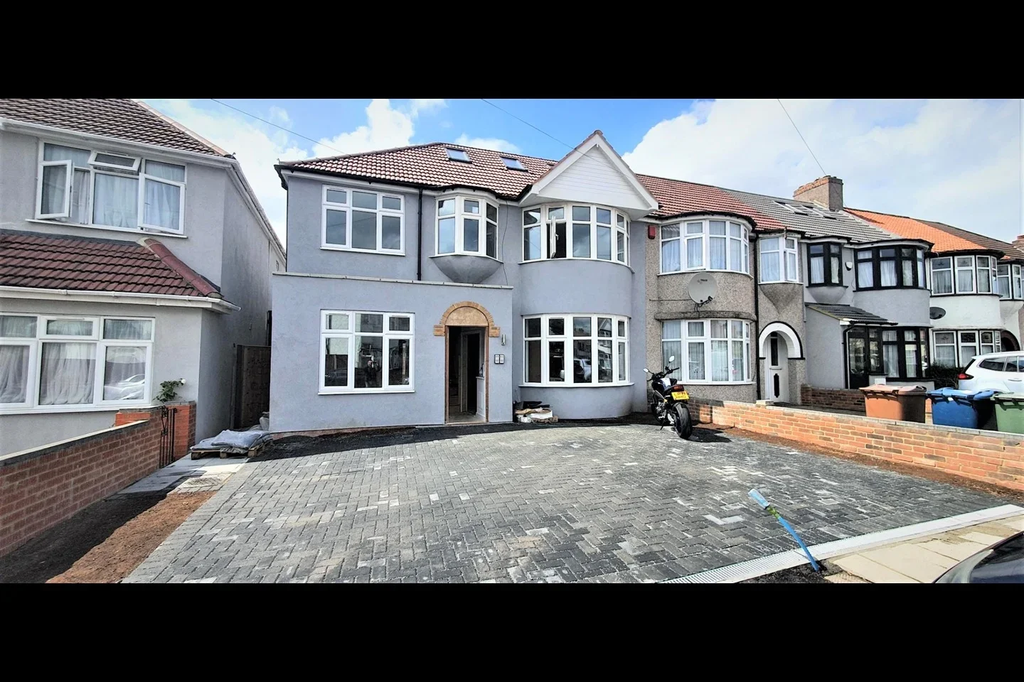 Flat Ruskin Gardens in Greater London
