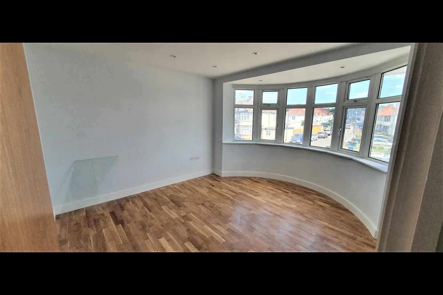 Flat Ruskin Gardens in Greater London