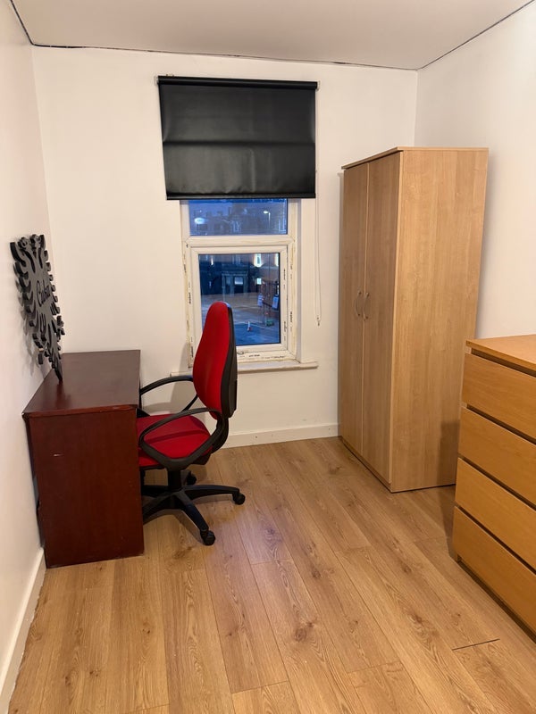 Flat Raglan Road in Leeds