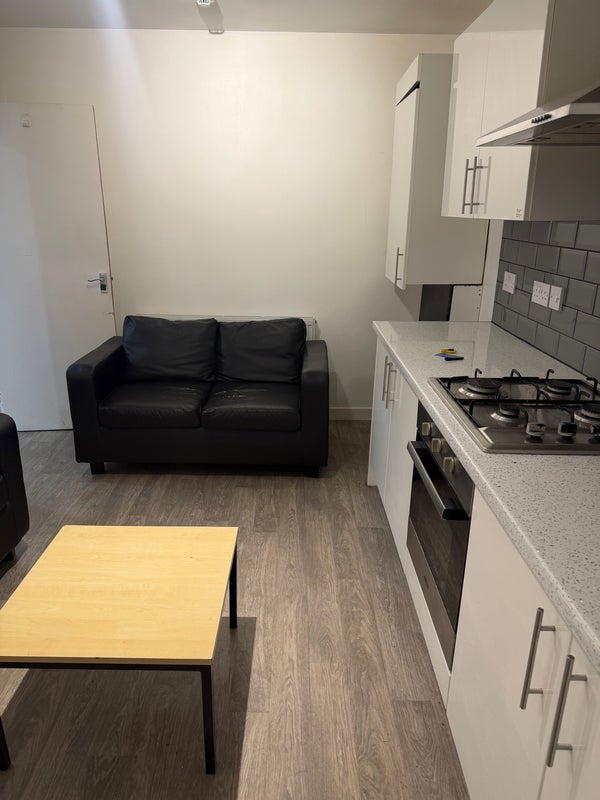 Flat Raglan Road in Leeds