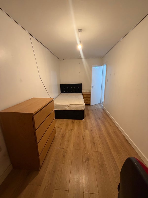 Flat Raglan Road in Leeds