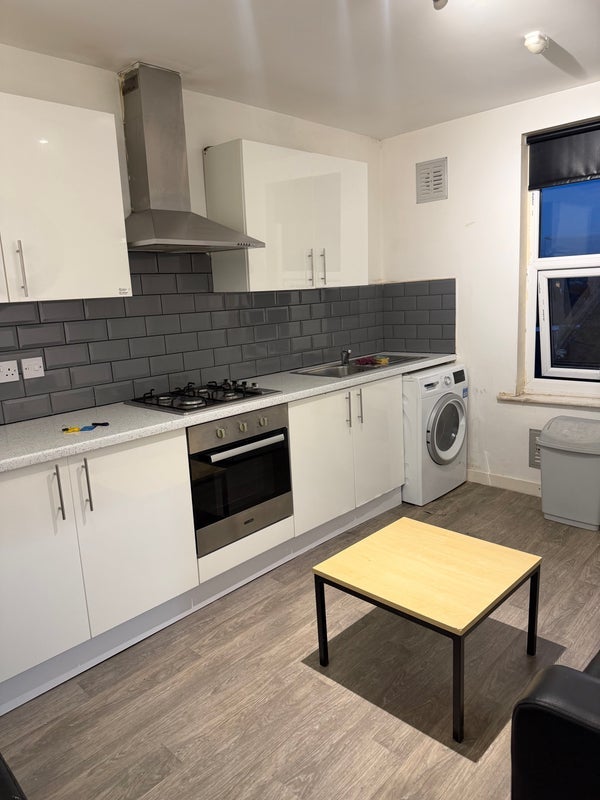 Flat Raglan Road in Leeds