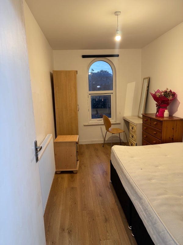 Flat Raglan Road in Leeds