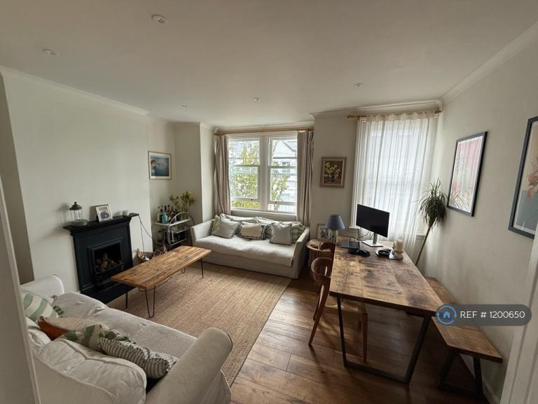 Flat Farlton Road in Greater London