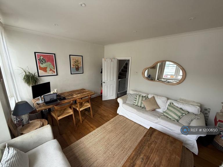 Flat Farlton Road in Greater London