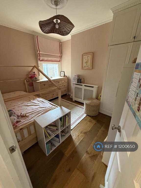 Flat Farlton Road in Greater London