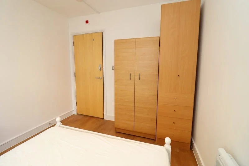 Room Ensign Street in Greater London