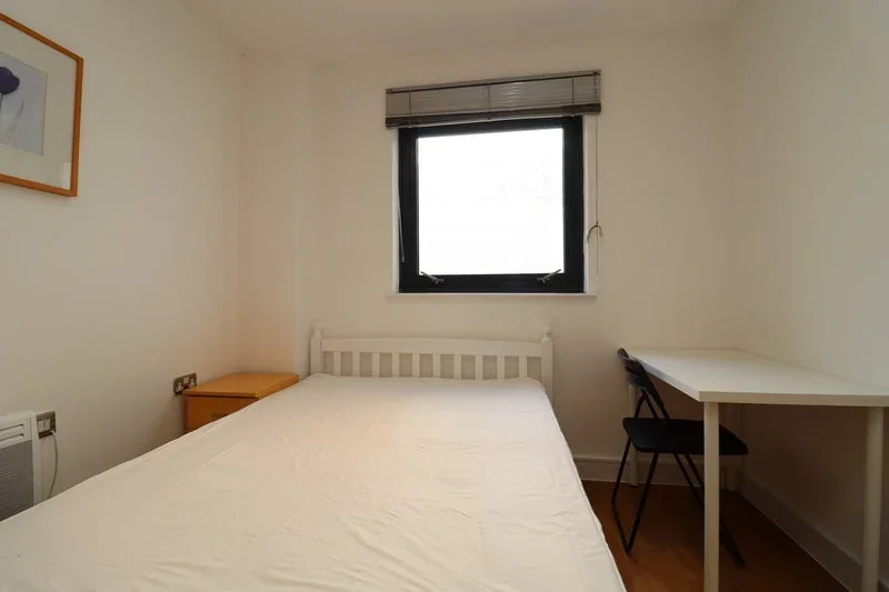 Room Ensign Street in Greater London