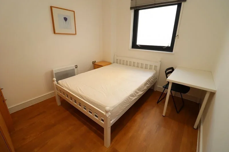 Room Ensign Street in Greater London