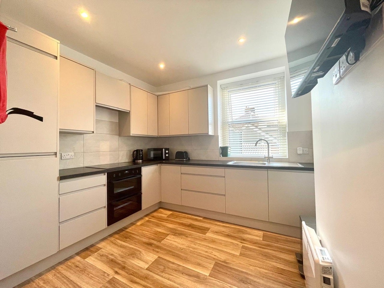 Room Seymour Road in Kingswood