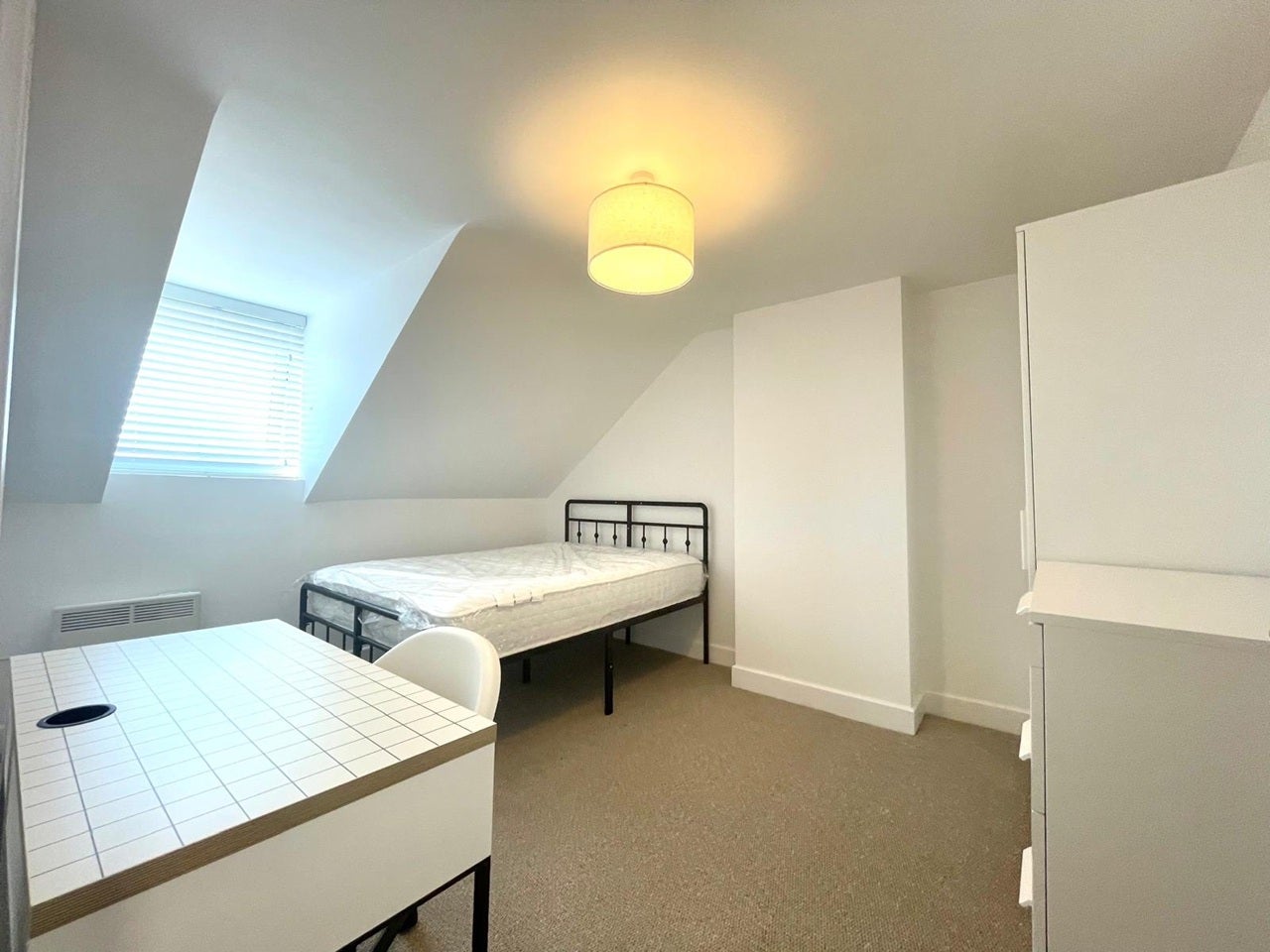 Room Seymour Road in Kingswood