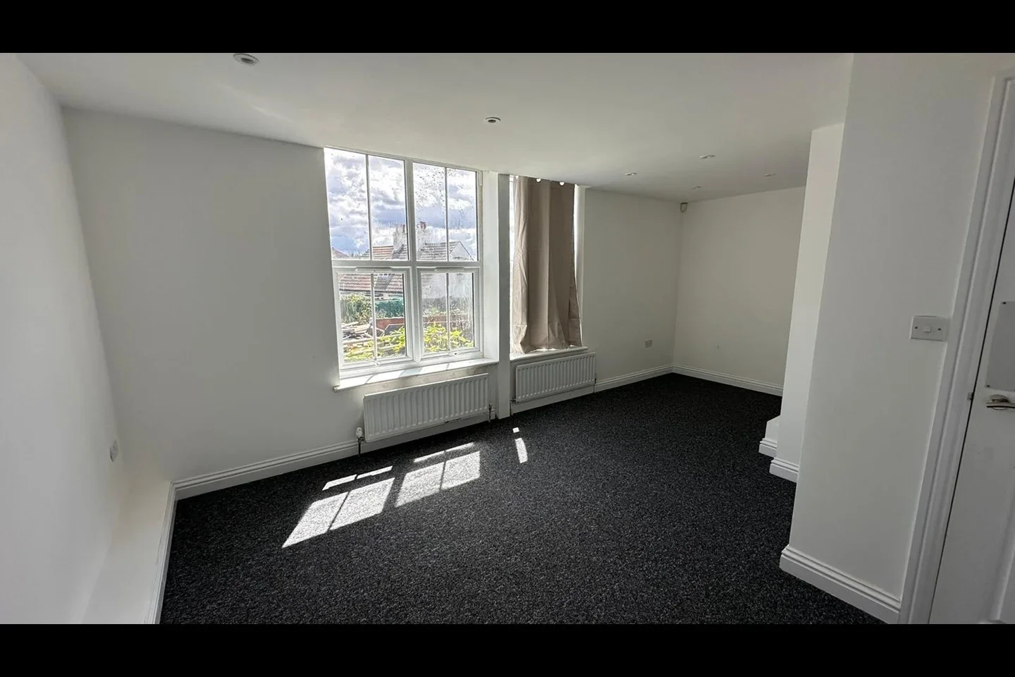 Flat Hillside Avenue in Strood