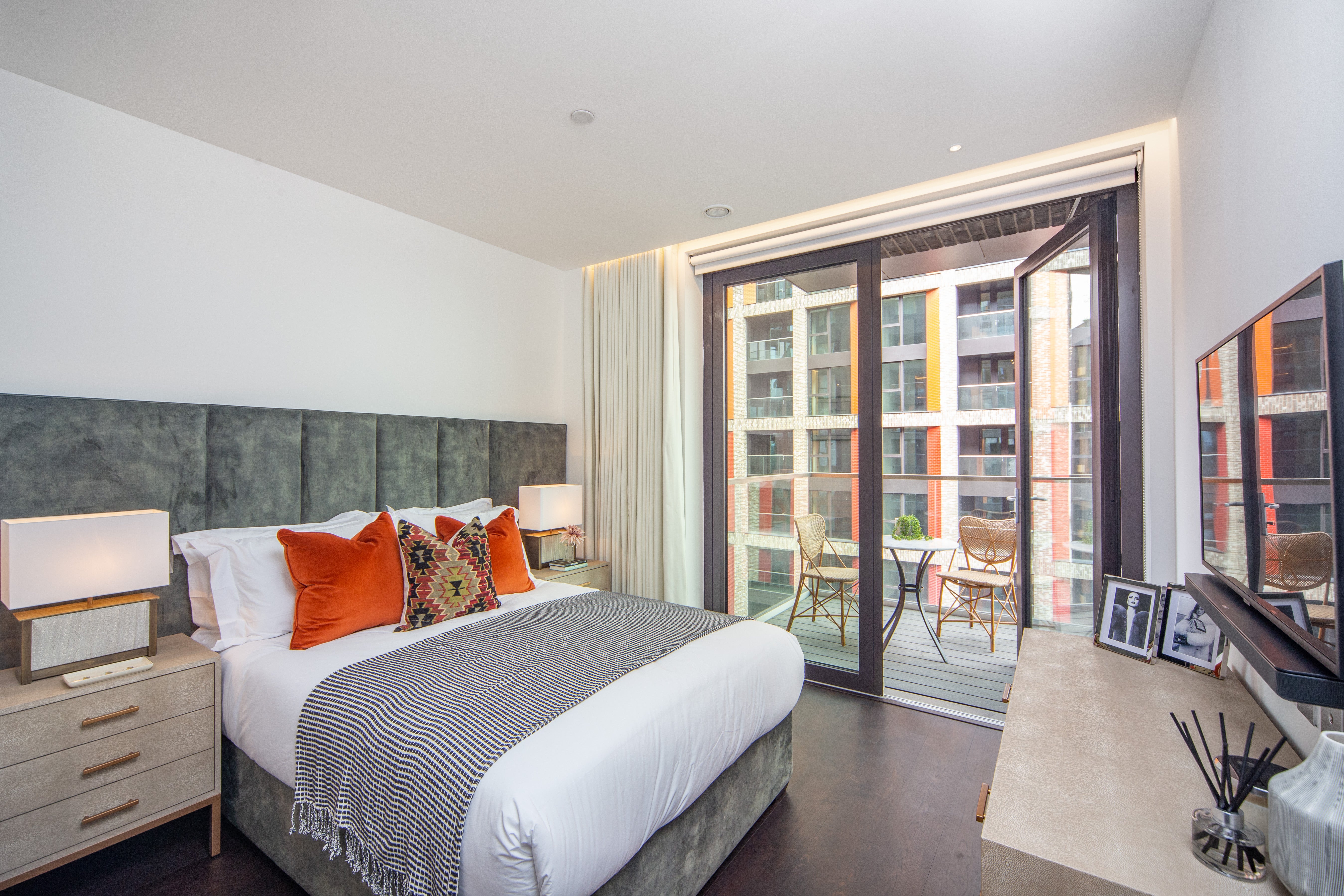 Flat Ponton Road in Greater London