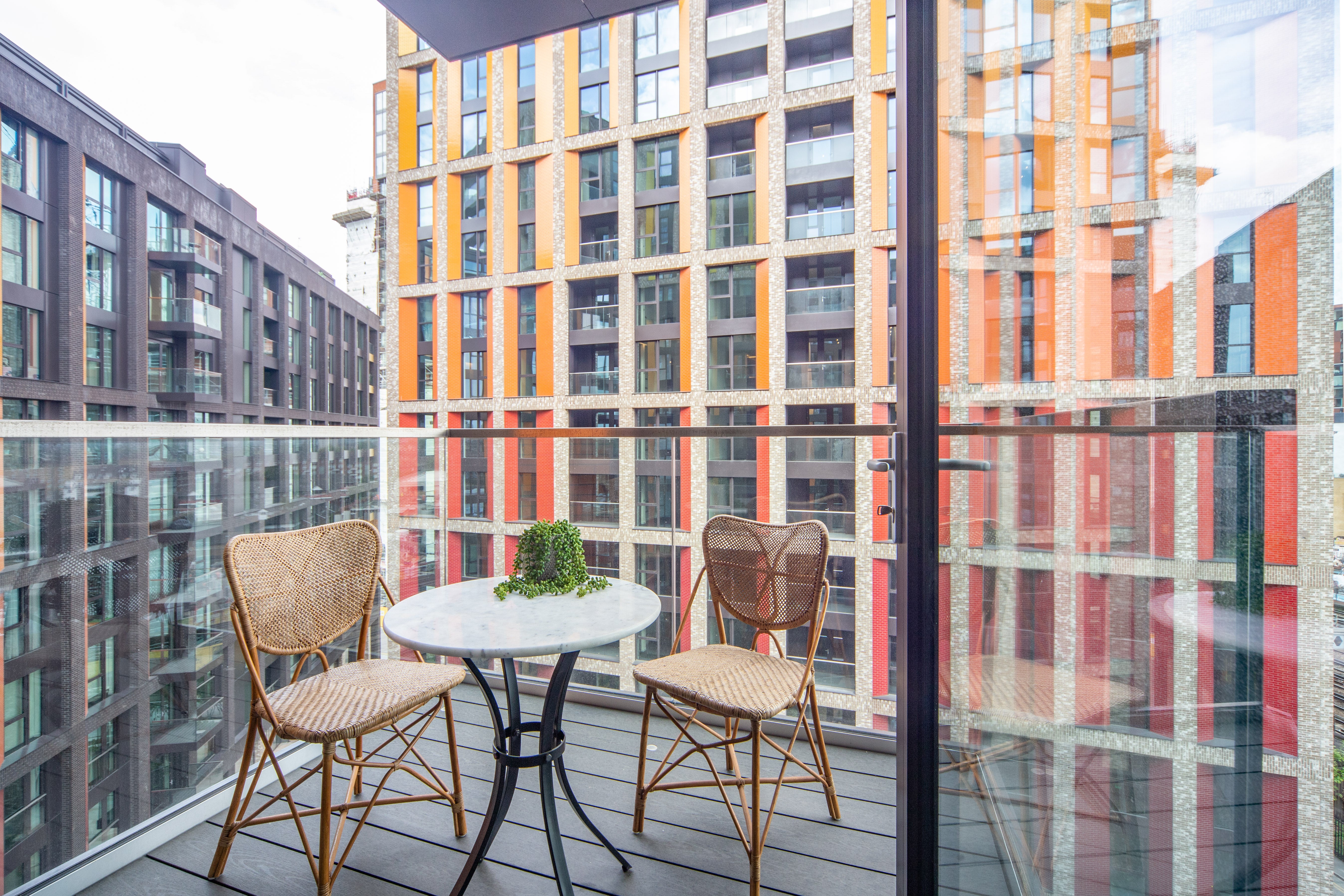 Flat Ponton Road in Greater London