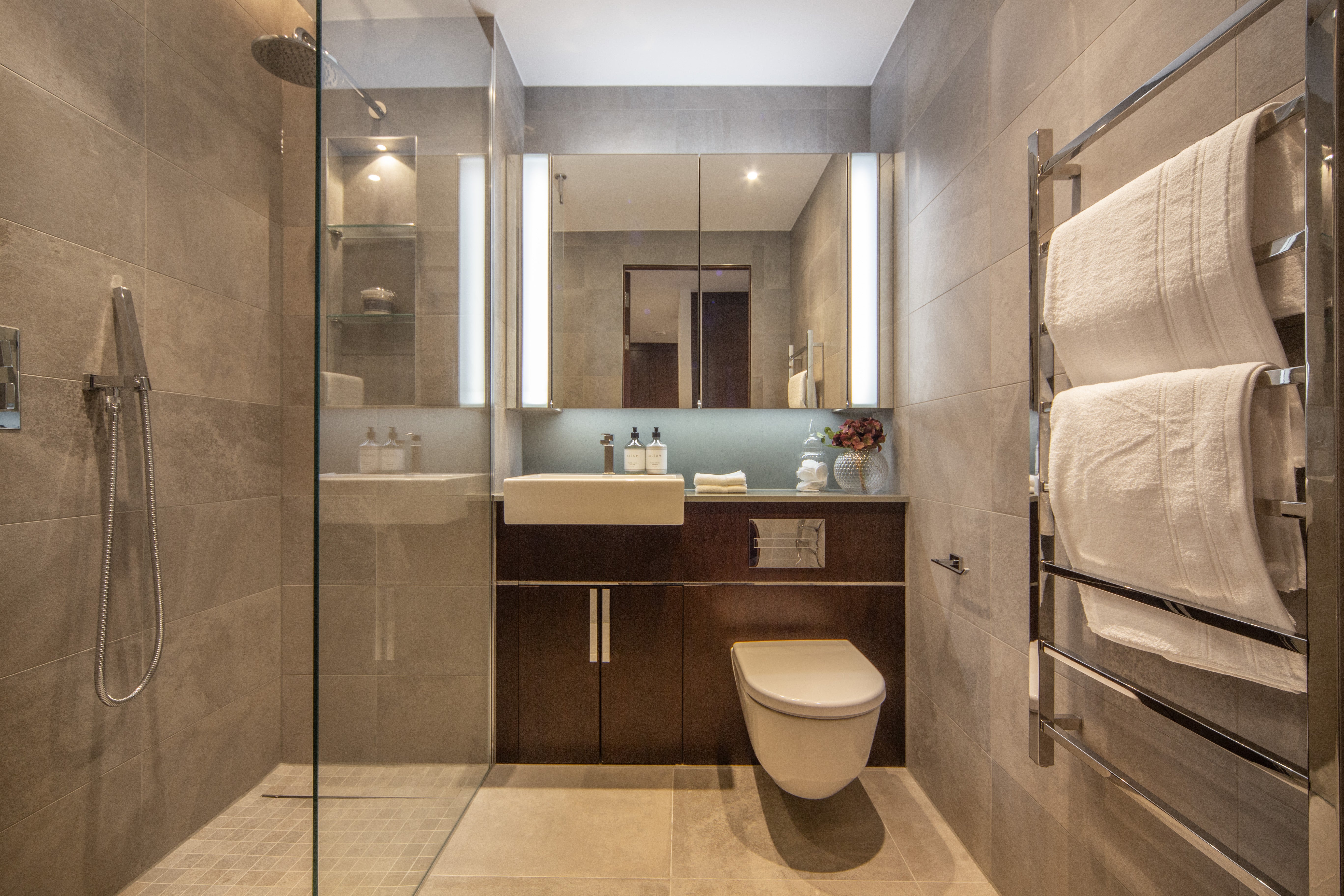Flat Ponton Road in Greater London