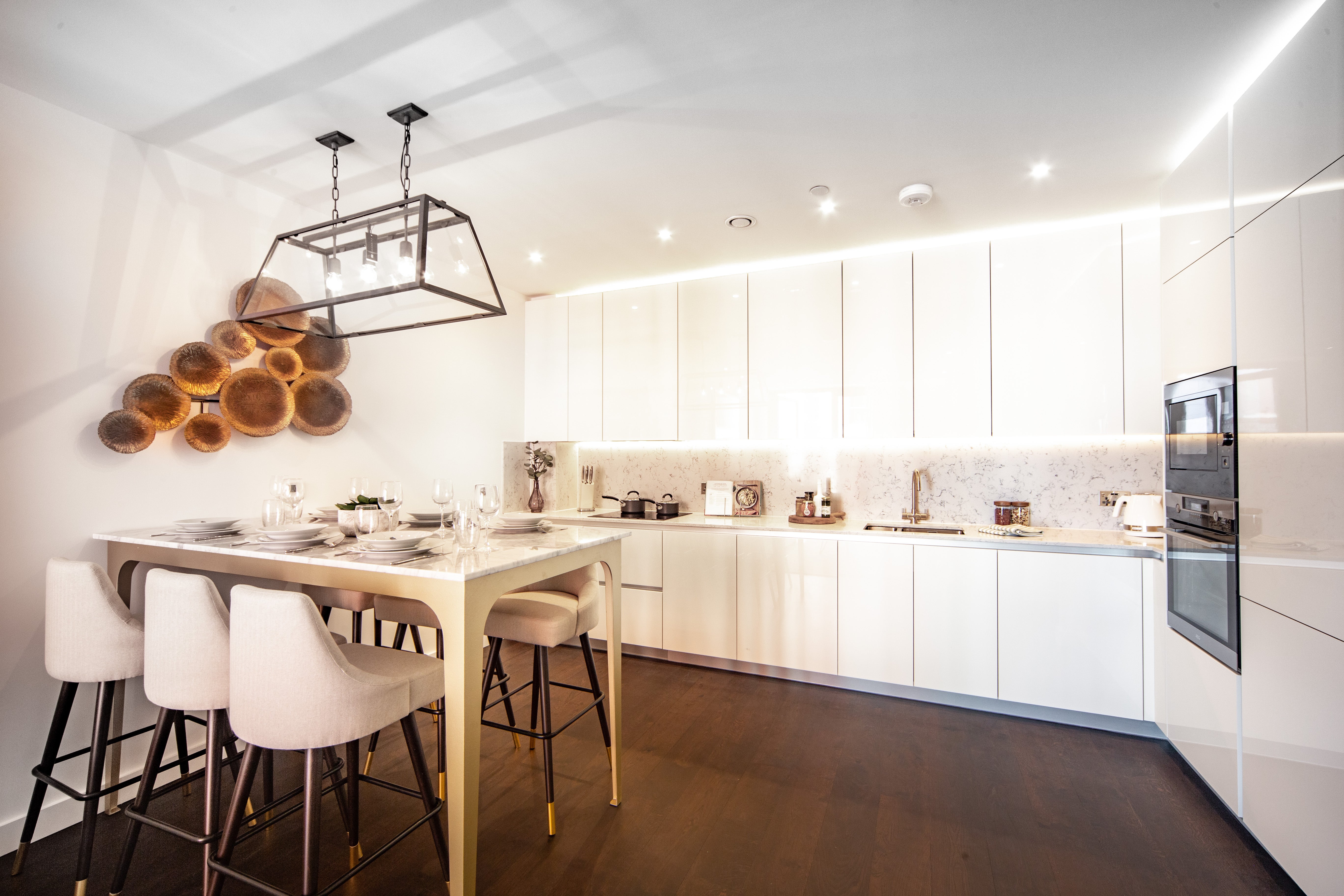 Flat Ponton Road in Greater London