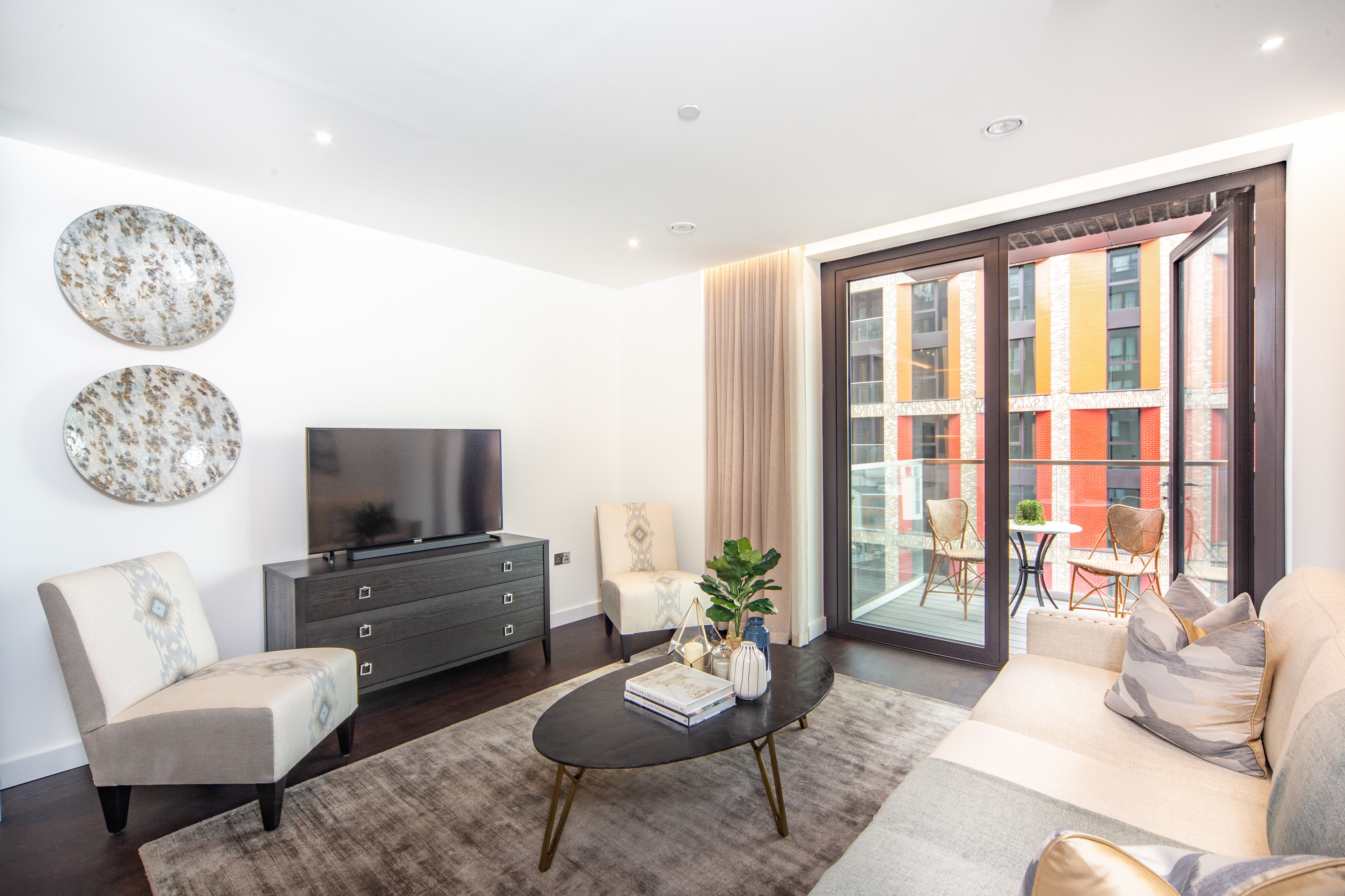 Flat Ponton Road in Greater London