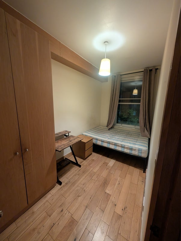 Room Calshot Street in Greater London
