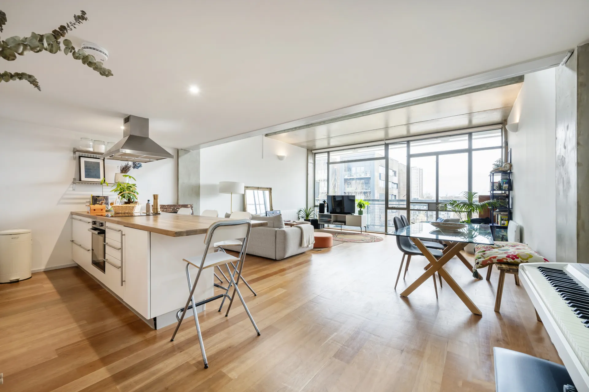 Flat Wenlock Road in Greater London