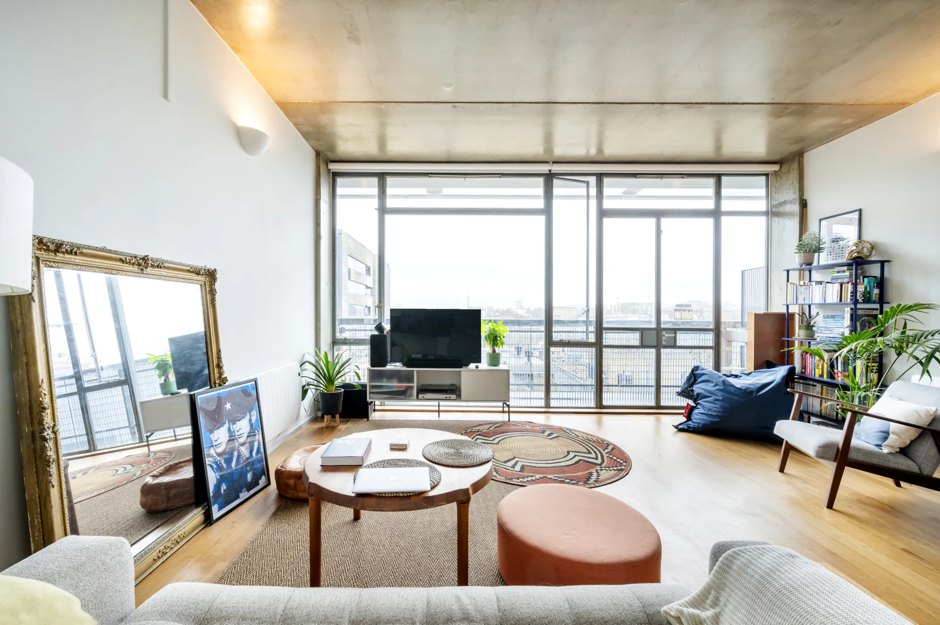 Flat Wenlock Road in Greater London