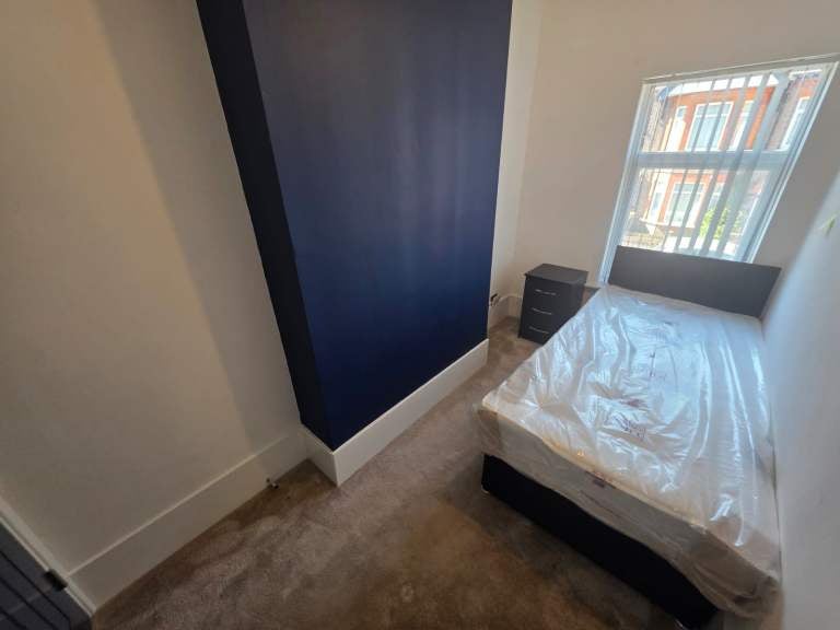 Room Clarendon Road in Luton