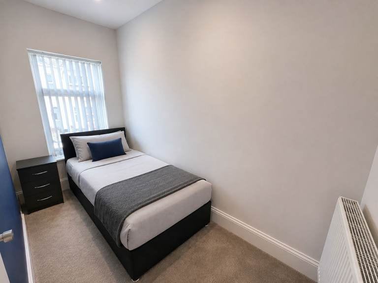 Room Clarendon Road in Luton