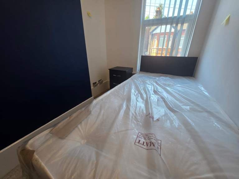 Room Clarendon Road in Luton