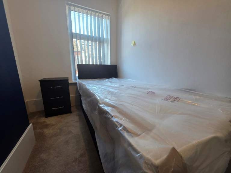 Room Clarendon Road in Luton