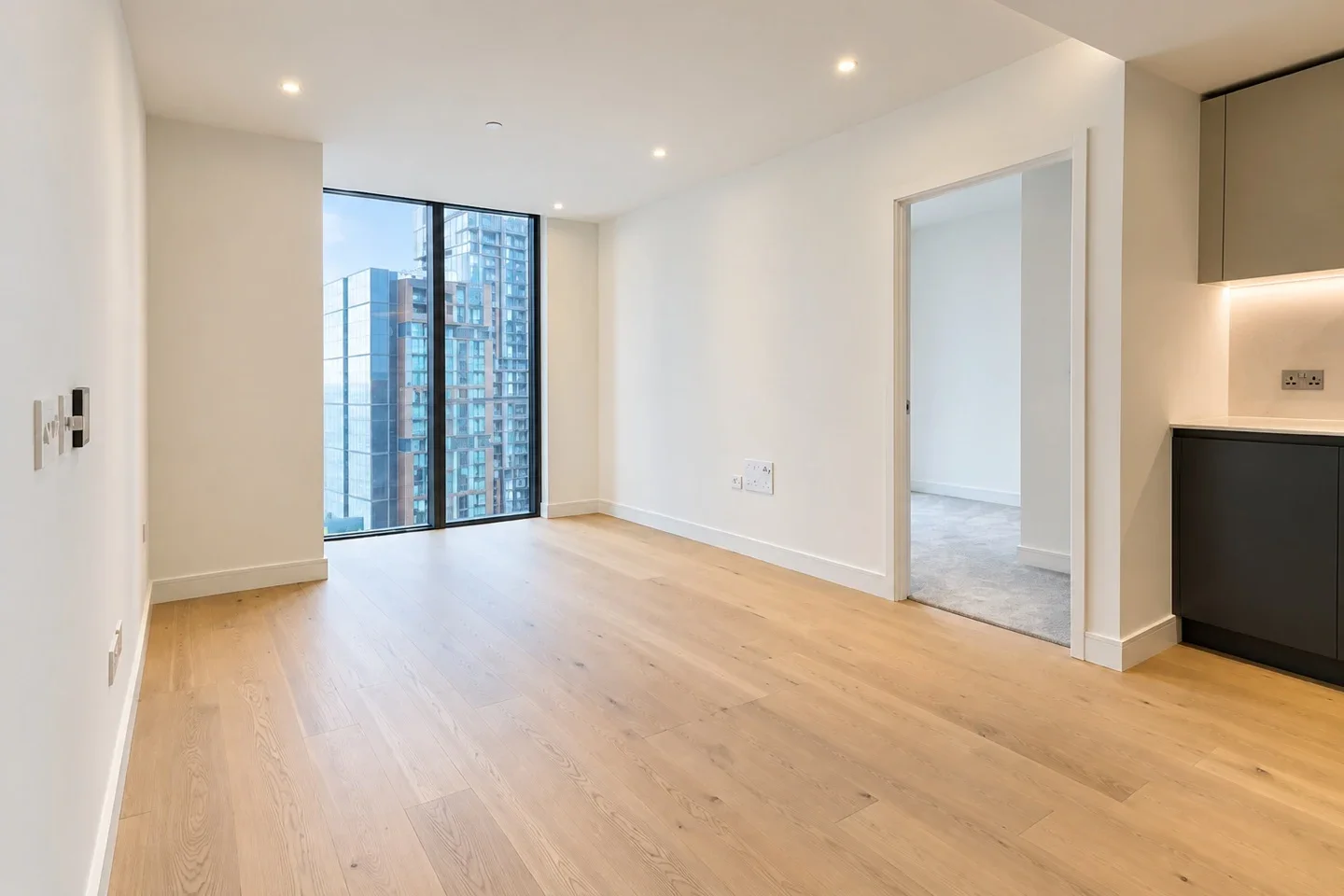 Flat South Quay Square in Greater London