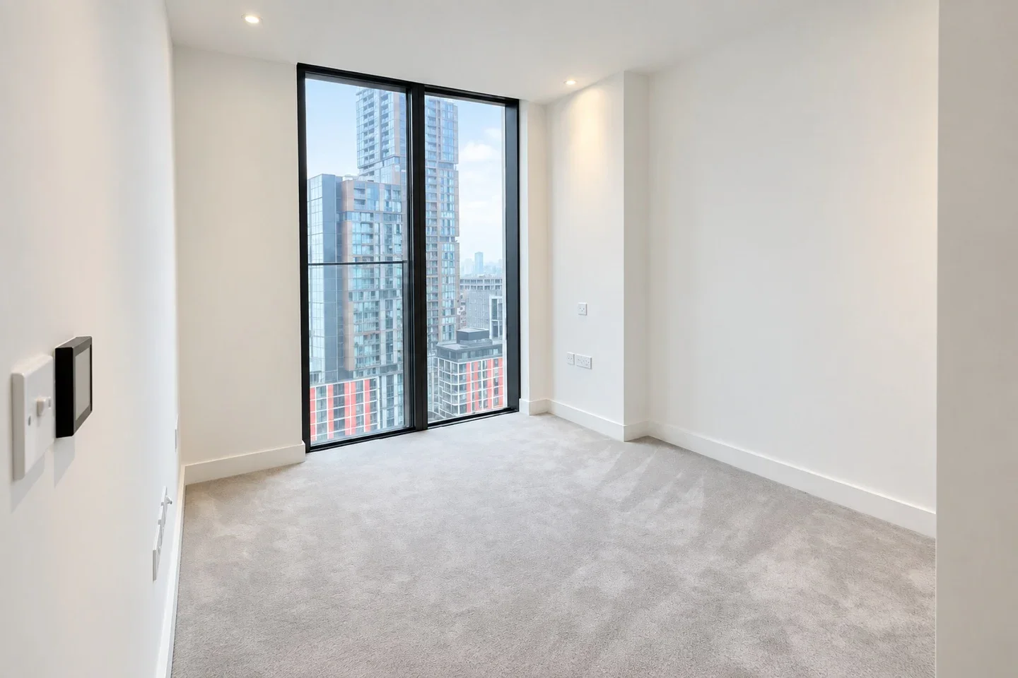 Flat South Quay Square in Greater London