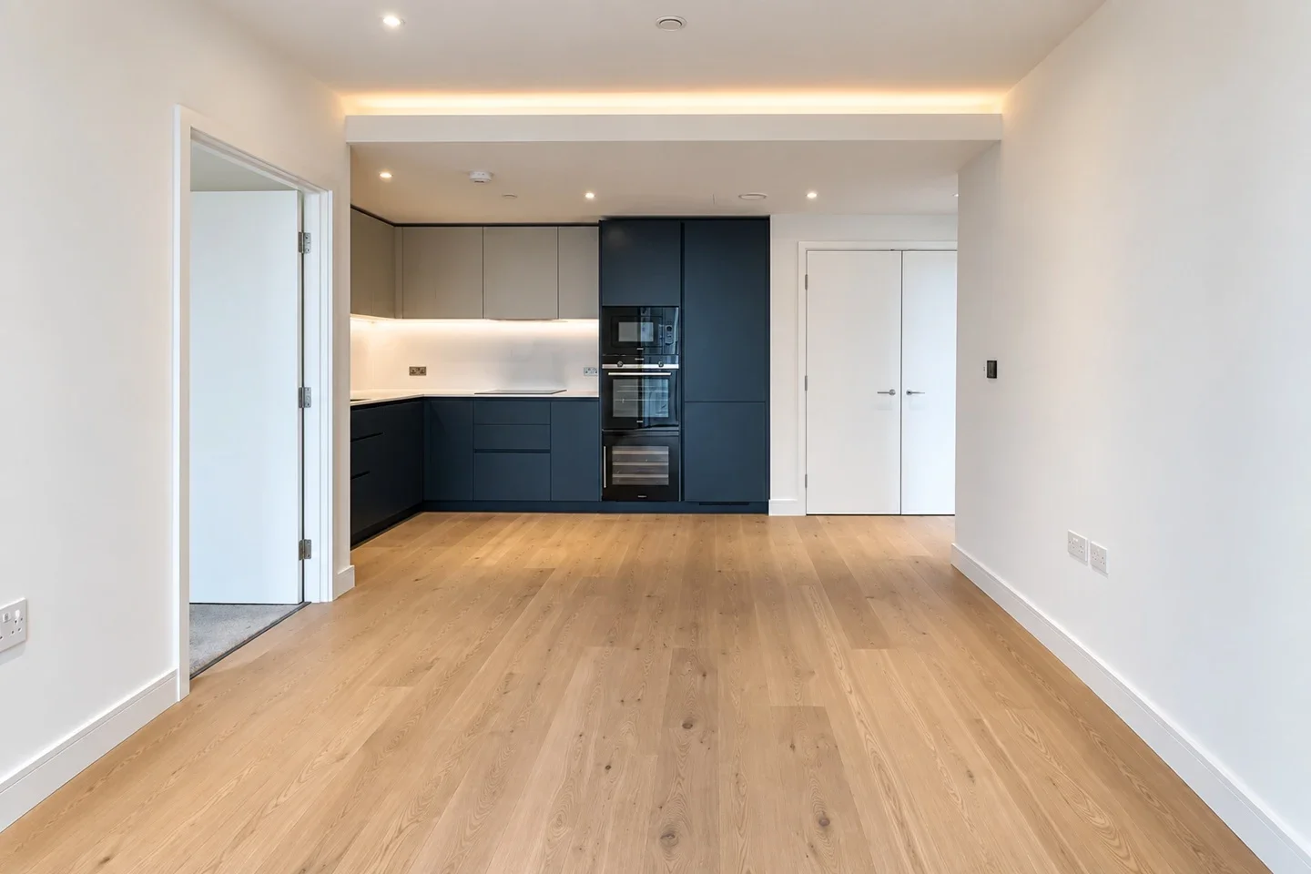 Flat South Quay Square in Greater London