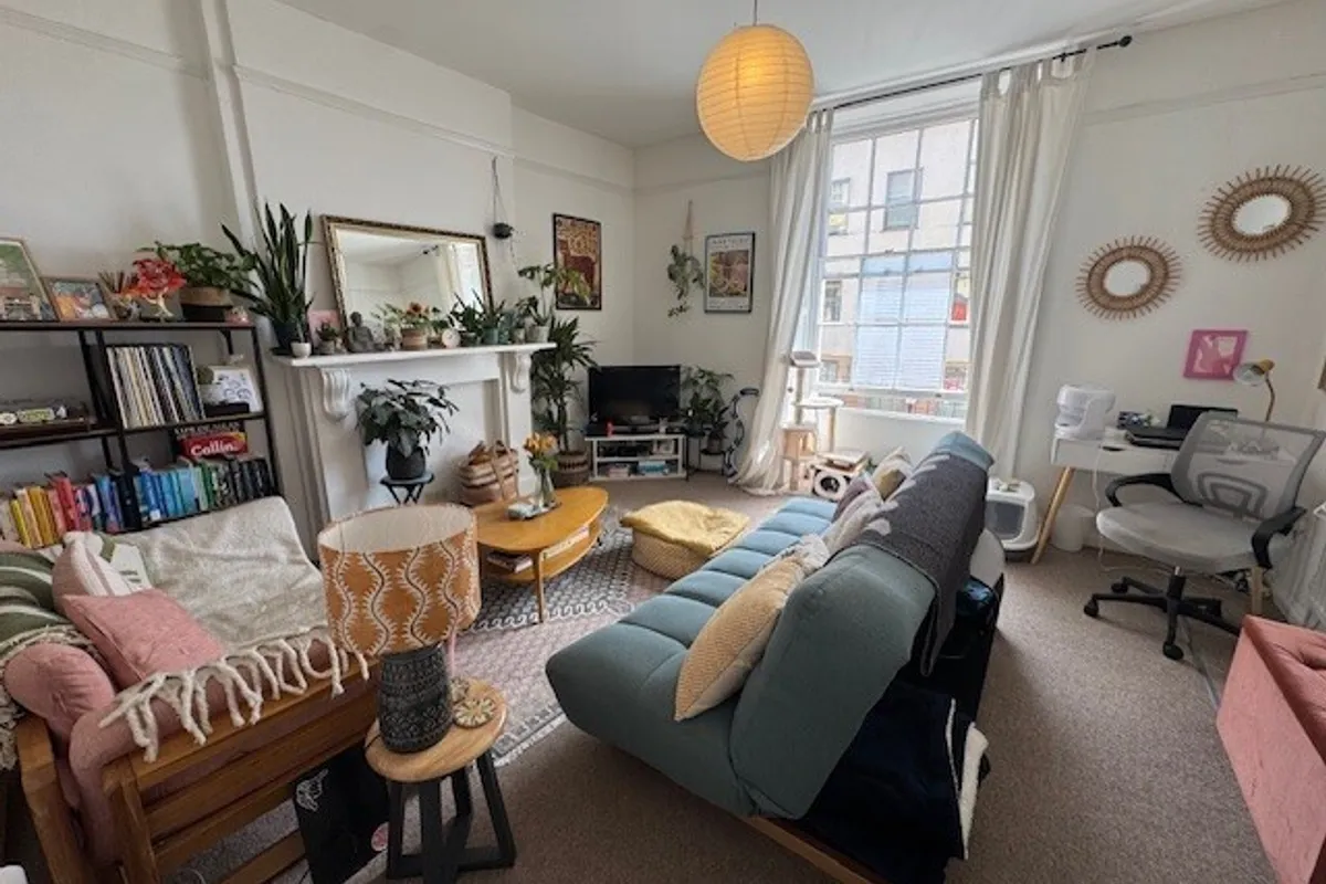 Flat Royal York Crescent in Bristol