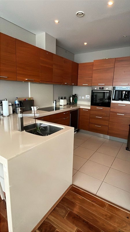 Room Queenstown Road in Greater London