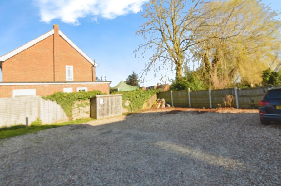 Flat Ilbury Close in Shinfield