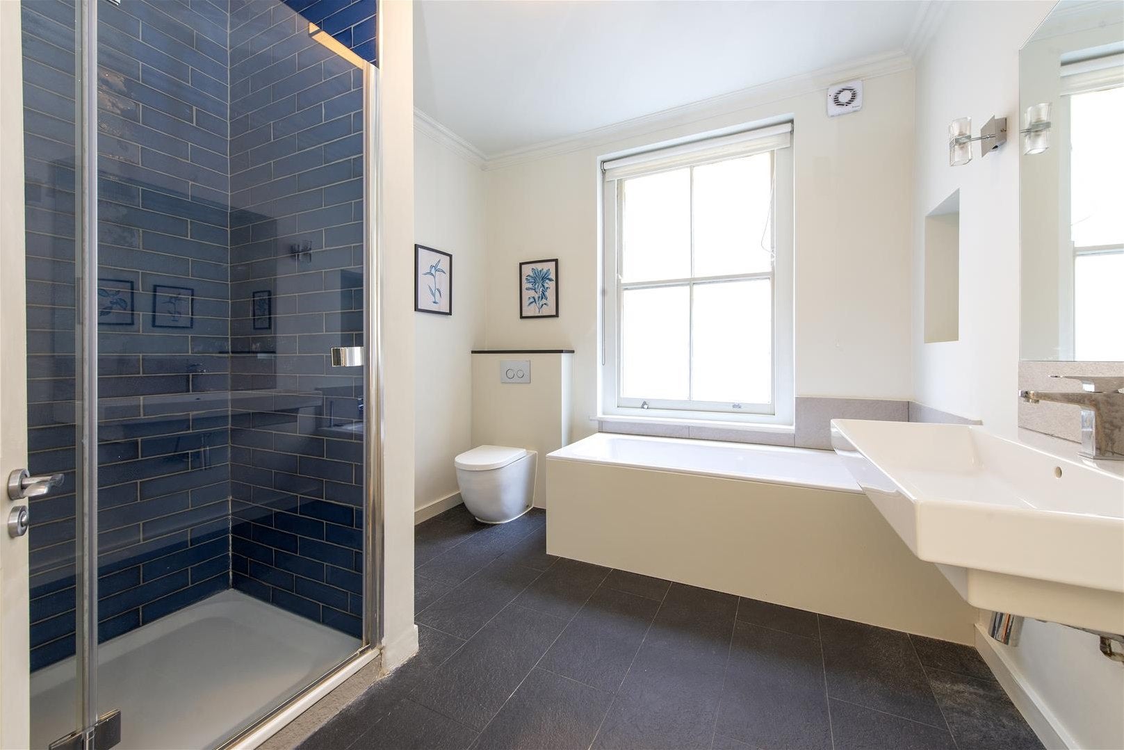 Flat Gondar Gardens in Greater London