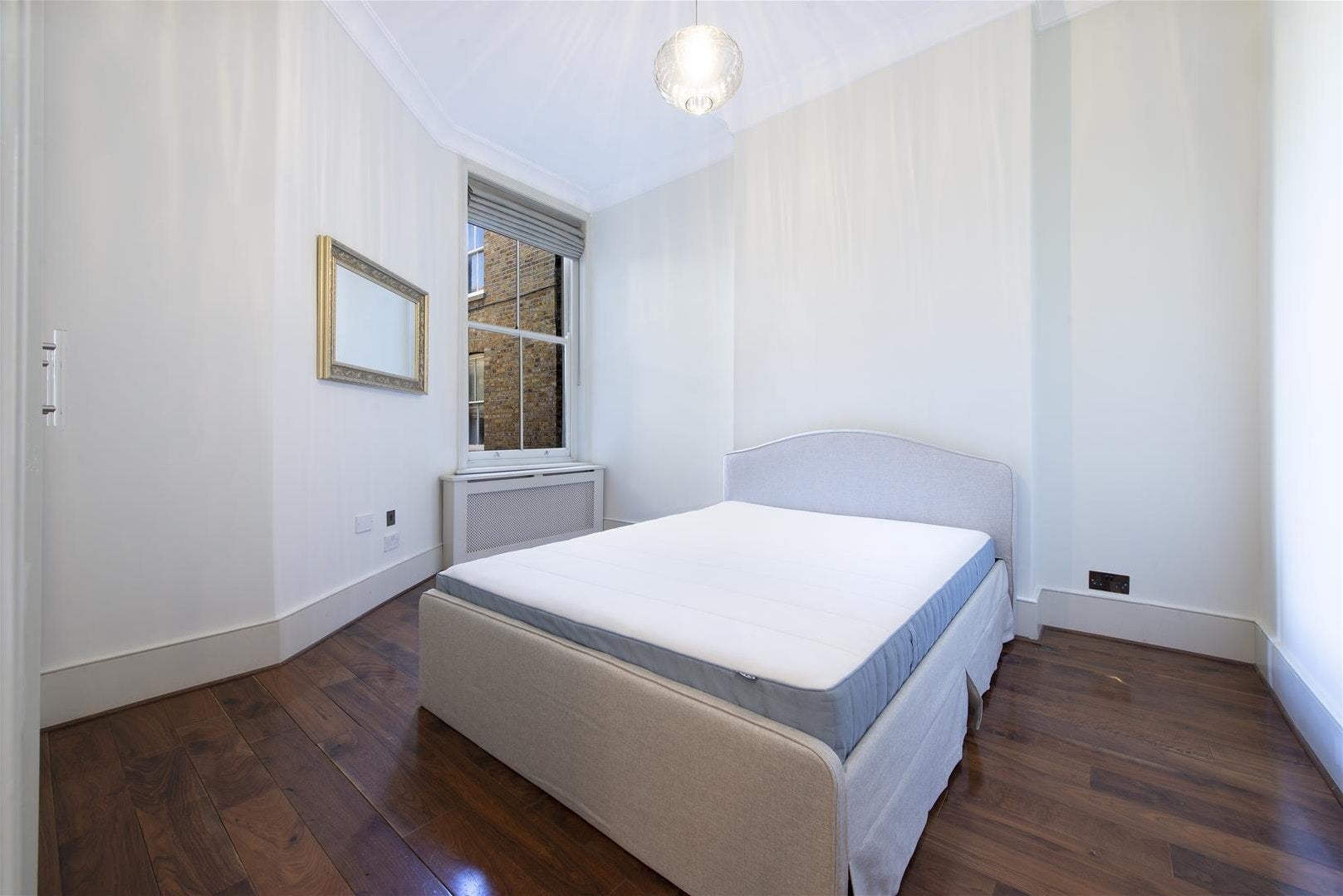 Flat Gondar Gardens in Greater London