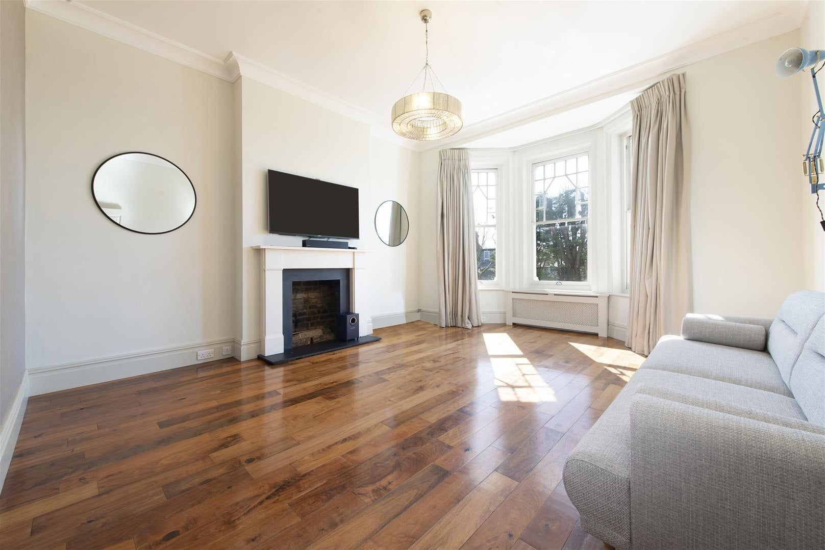 Flat Gondar Gardens in Greater London