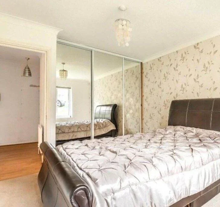 Flat Reedham Drive in Greater London