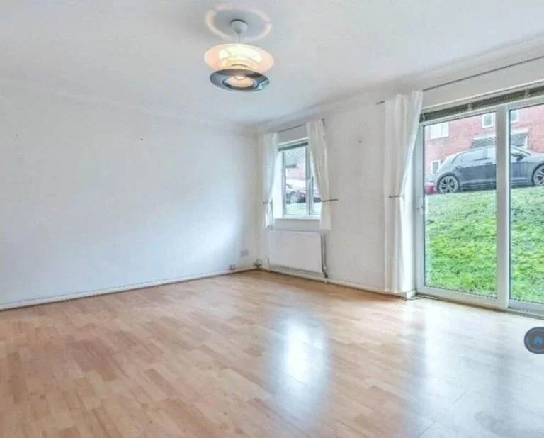 Flat Reedham Drive in Greater London