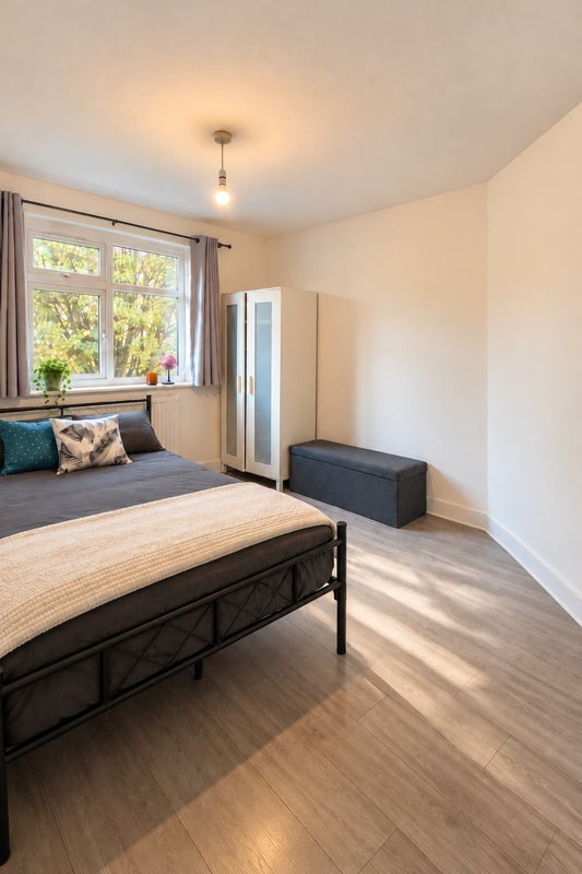 Room Leader Avenue in Greater London