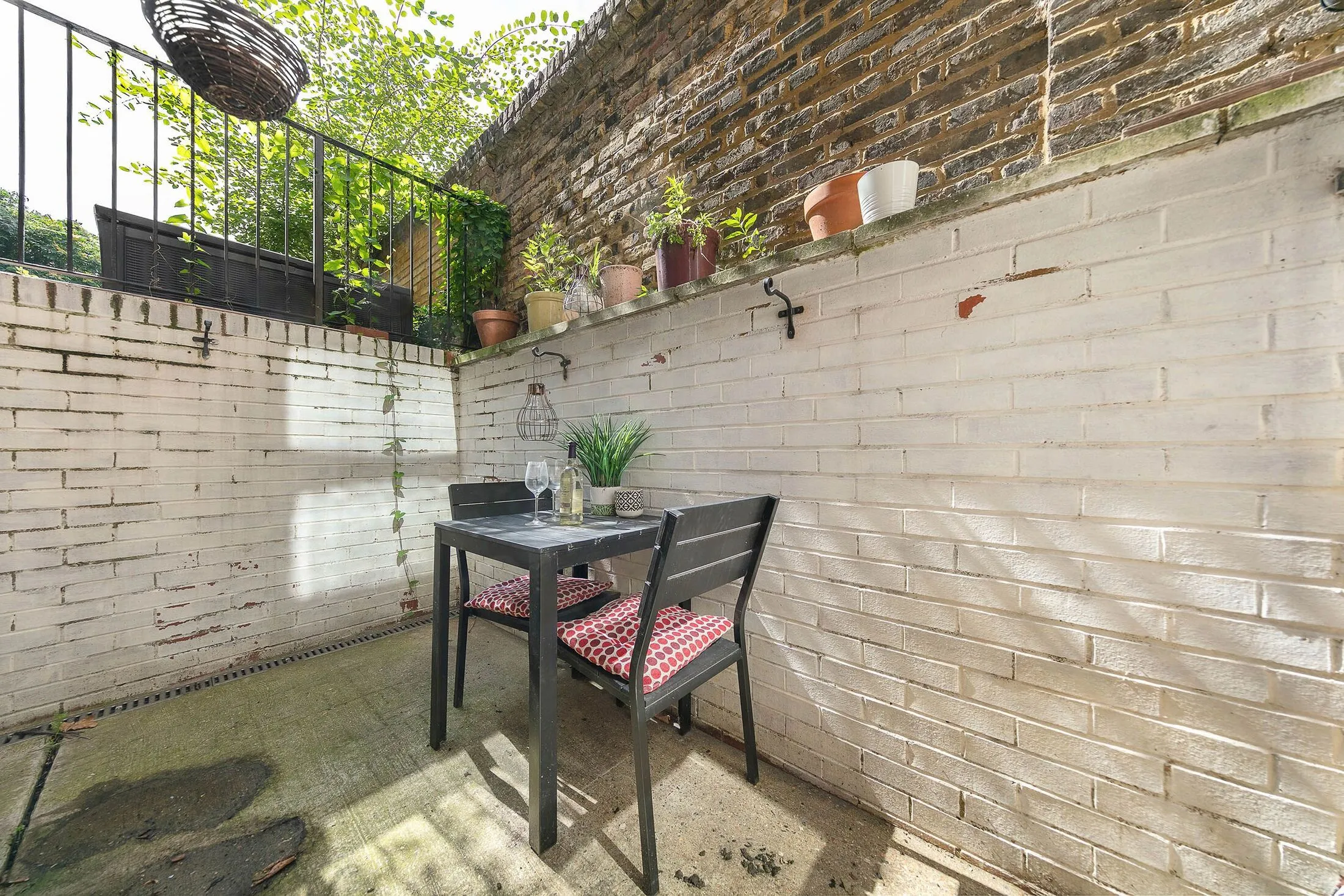 Flat Saint John's Hill in Greater London