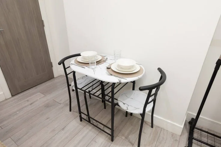Flat Mitcham Road in Greater London