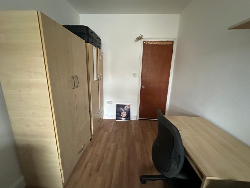 Room Burges Road in Greater London