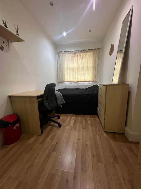 Room Burges Road in Greater London