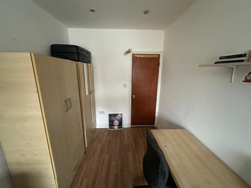 Room Burges Road in Greater London